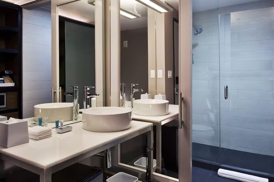 Aloft by Marriott Cleveland Beachwood — Bathroom