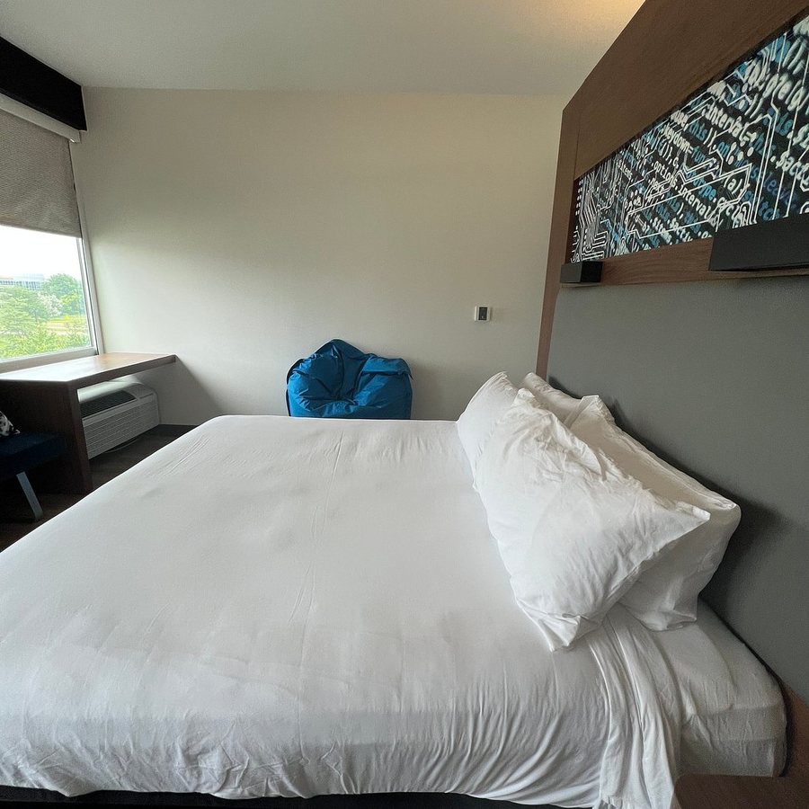 Aloft by Marriott Cleveland Beachwood — Guest room