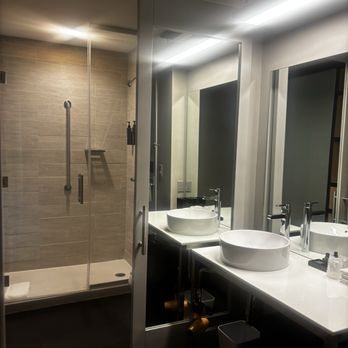 Aloft by Marriott Columbia Downtown — Bathroom