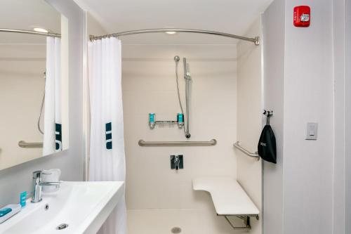 Aloft by Marriott Columbia Harbison — Bathroom