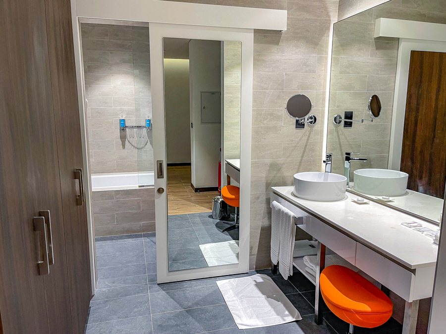 Aloft by Marriott Dubai Creek — Bathroom