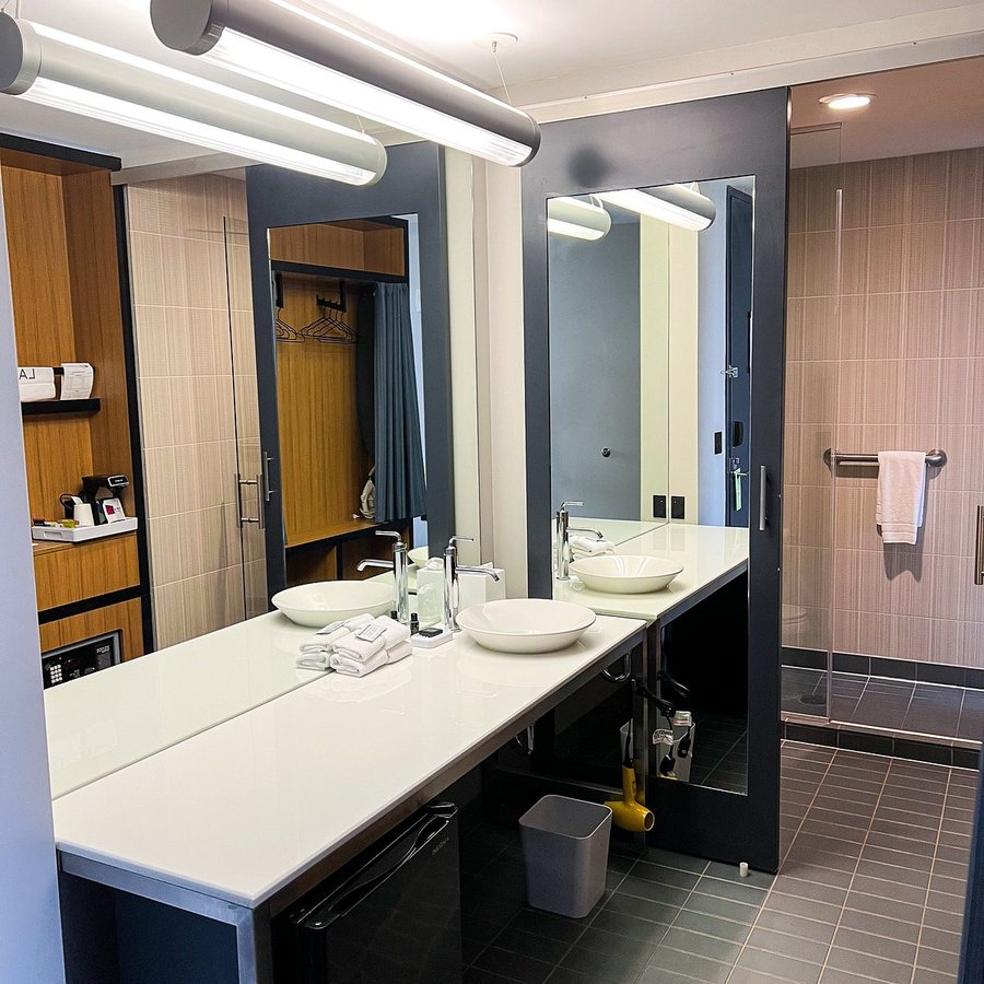Aloft by Marriott Green Bay — Bathroom
