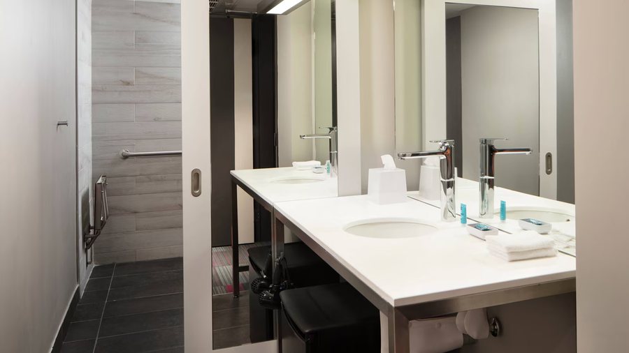 Aloft by Marriott Indianapolis Downtown — Bathroom