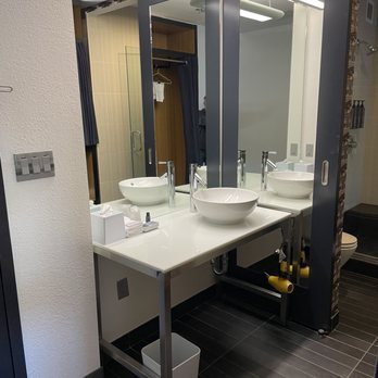 Aloft by Marriott Jacksonville Tapestry Park — Bathroom