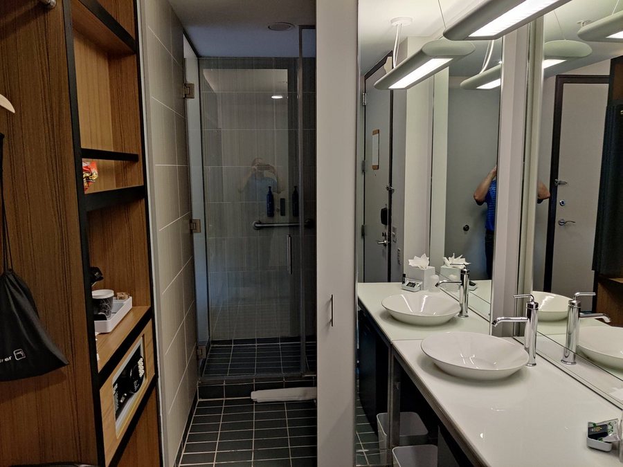 Aloft by Marriott Las Colinas — Bathroom