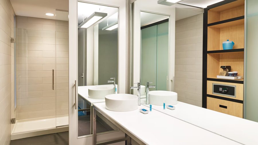 Aloft by Marriott Lawrenceville Sugarloaf — Bathroom