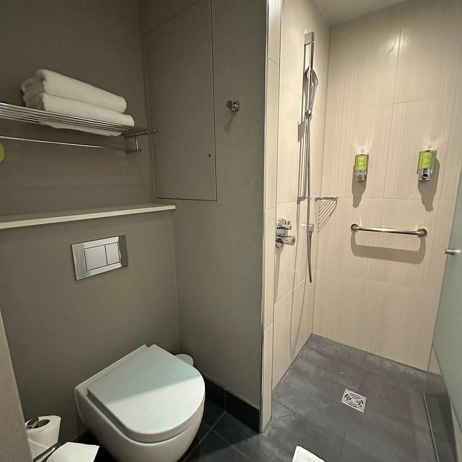 Aloft by Marriott London Excel — Bathroom