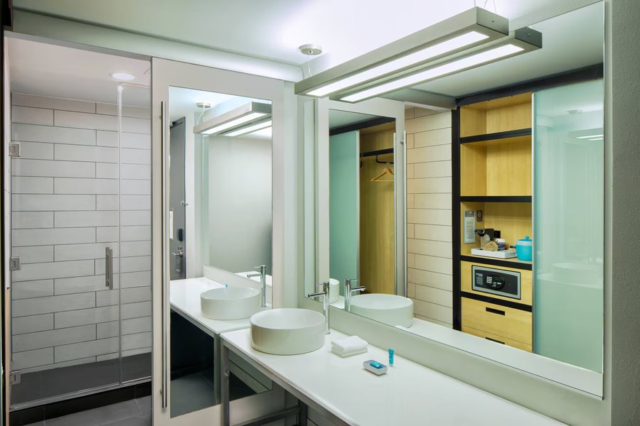 Aloft by Marriott Louisville Downtown — Bathroom