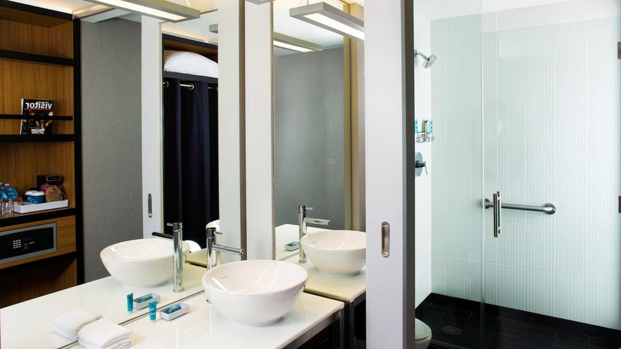 Aloft by Marriott Memphis Downtown — Bathroom