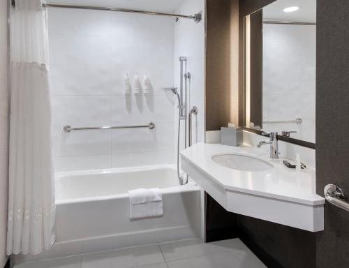 Aloft by Marriott New York Brooklyn — Bathroom