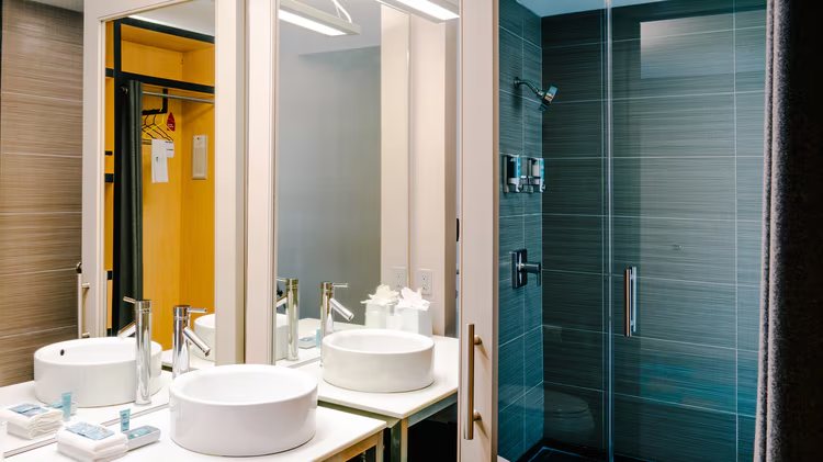 Aloft by Marriott Oklahoma City Quail Springs — Bathroom