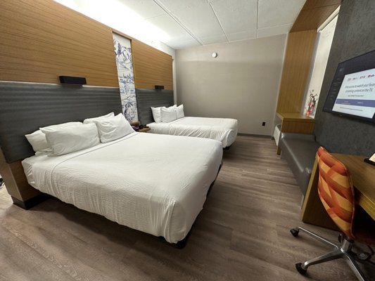 Aloft by Marriott Ontario Rancho Cucamonga — Guest room