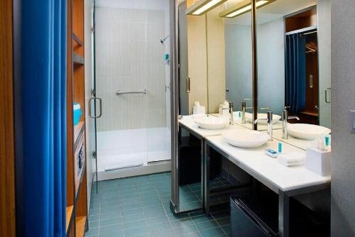 Aloft by Marriott Philadelphia Airport — Bathroom