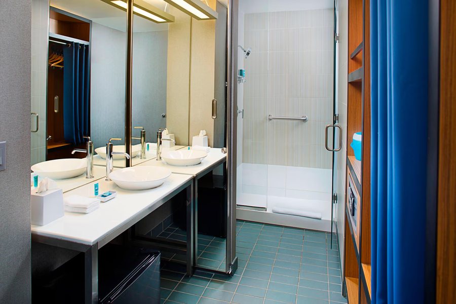 Aloft by Marriott Philadelphia Downtown — Bathroom