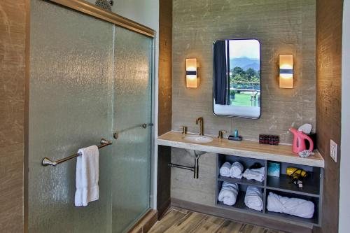 Aloft by Marriott Ponce Hotel Casino — Bathroom