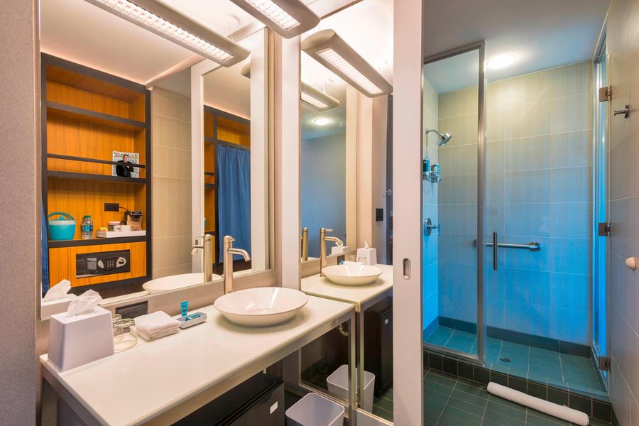 Aloft by Marriott Portland Airport at Cascade Station — Bathroom