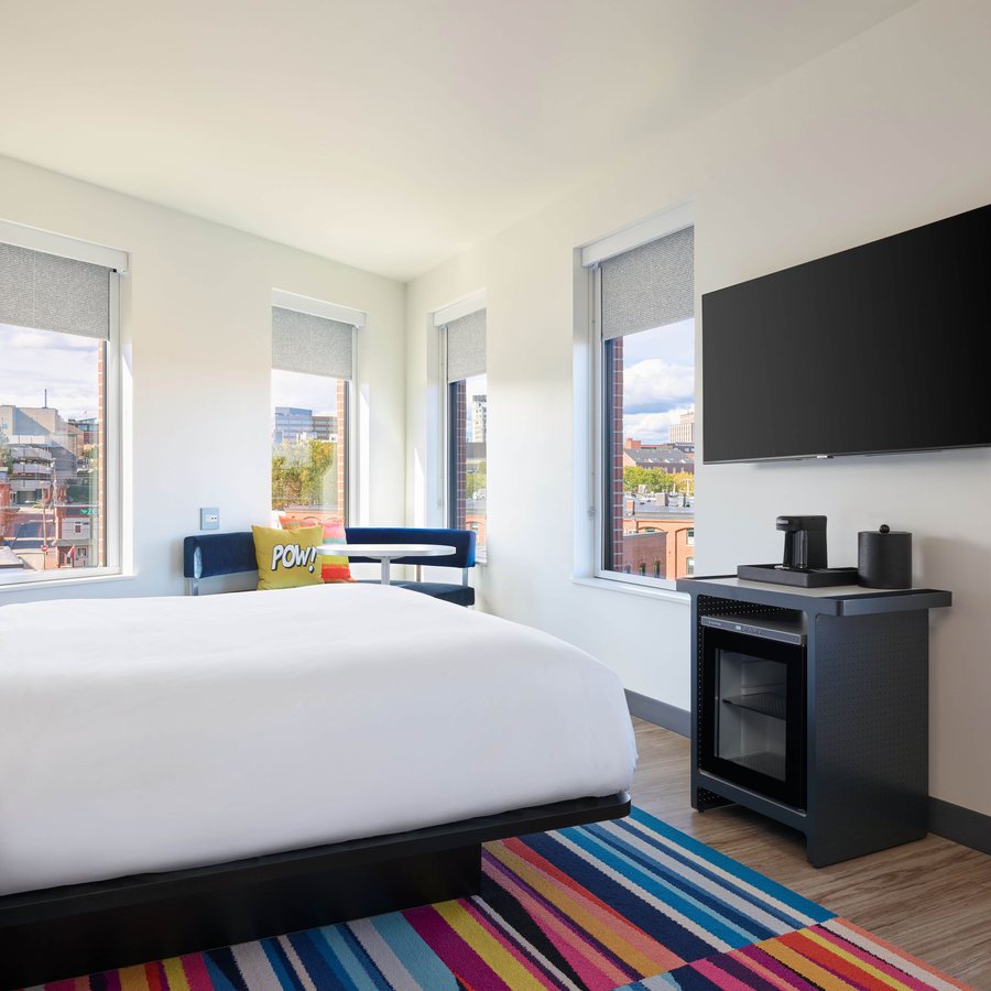 Aloft by Marriott Portland Airport at Cascade Station — Guest room