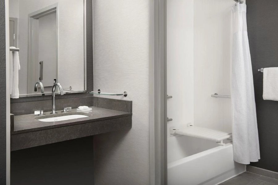 Aloft by Marriott Savannah Downtown Historic District — Bathroom