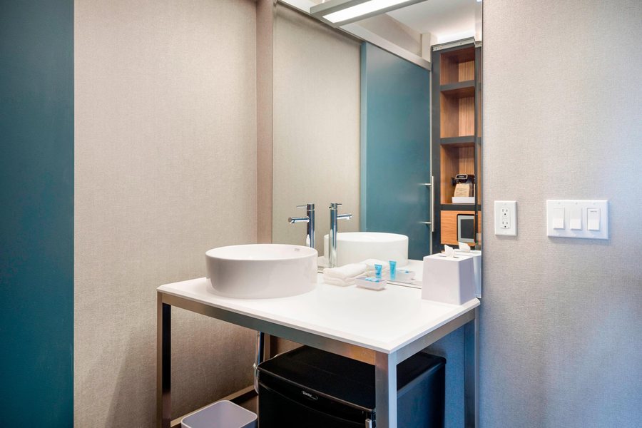 Aloft by Marriott Seattle Redmond — Bathroom