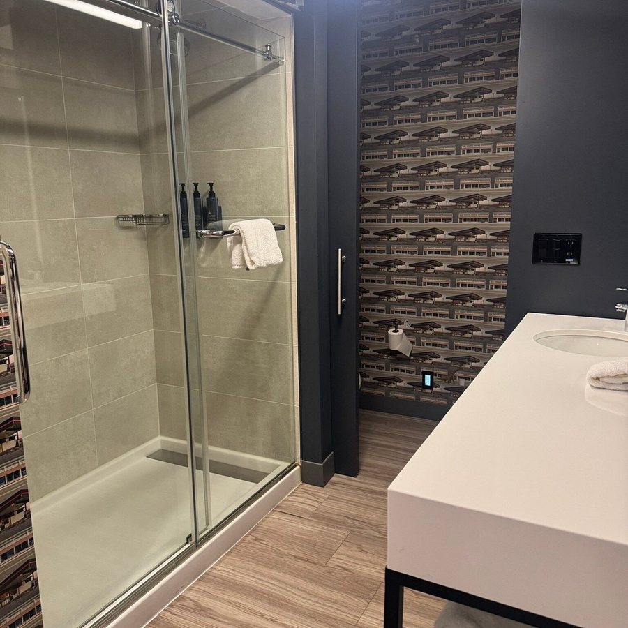 Aloft by Marriott Secaucus Meadowlands — Bathroom