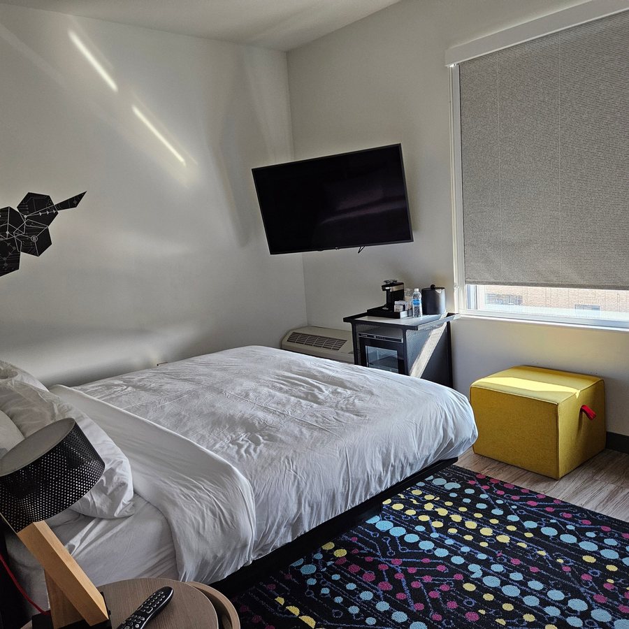 Aloft by Marriott St Louis Cortex — Guest room