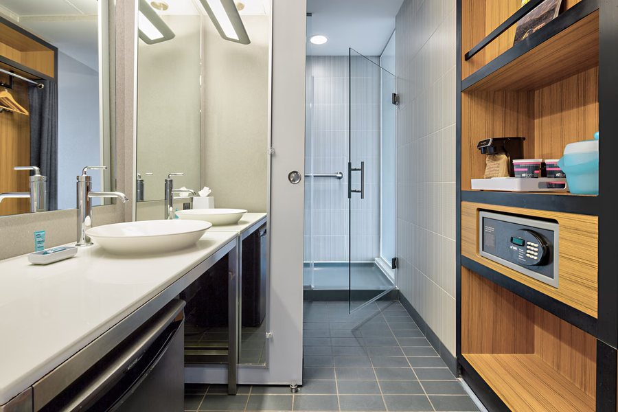 Aloft by Marriott Tallahassee Downtown — Bathroom