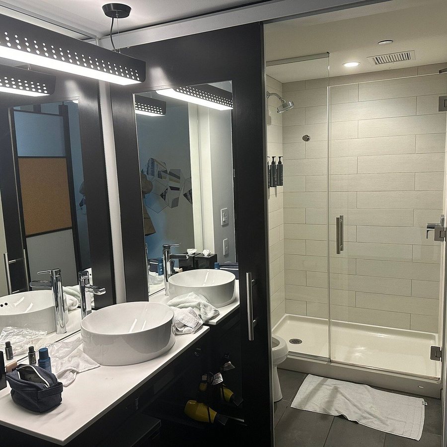 Aloft Chicago Mag Mile — Bathroom