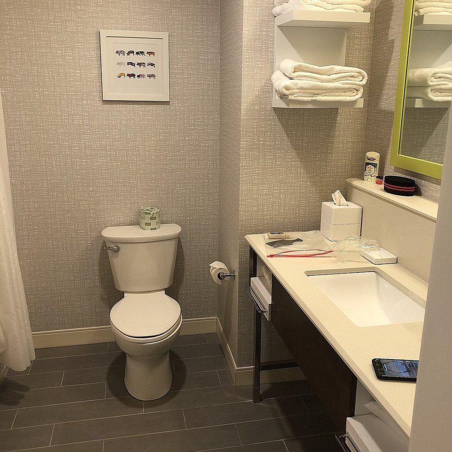 Aloft Cincinnati West Chester — Bathroom