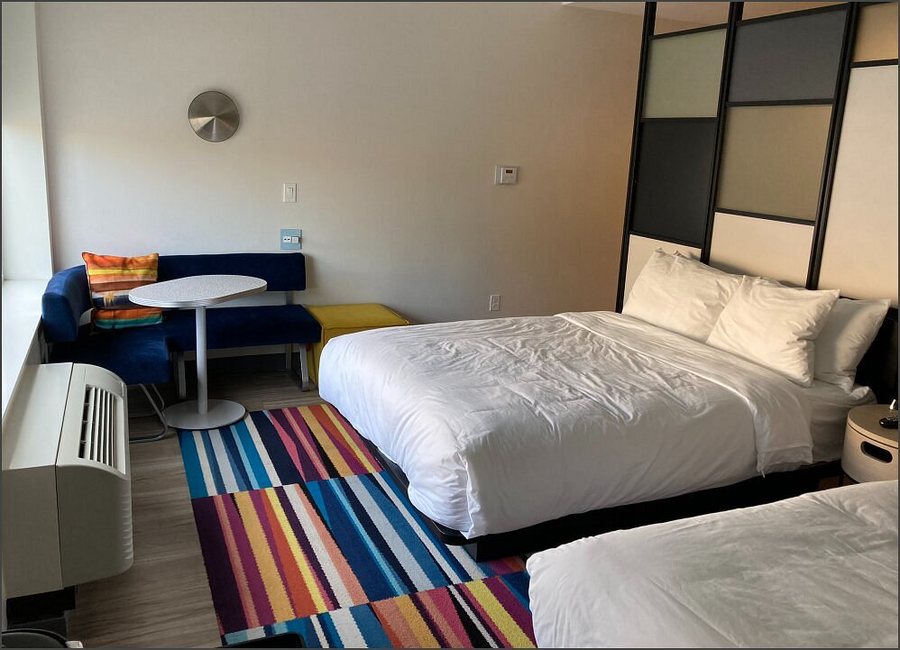 Aloft Cincinnati West Chester — Guest room