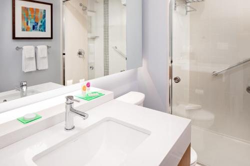 Aloft Florence — Bathroom