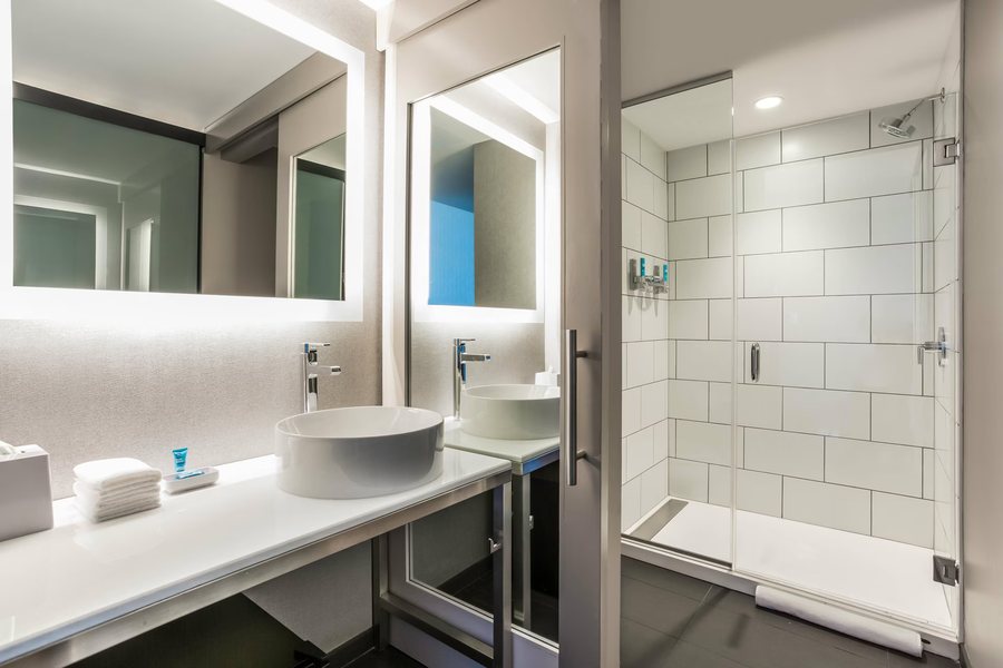 Aloft Fort Worth Downtown — Bathroom