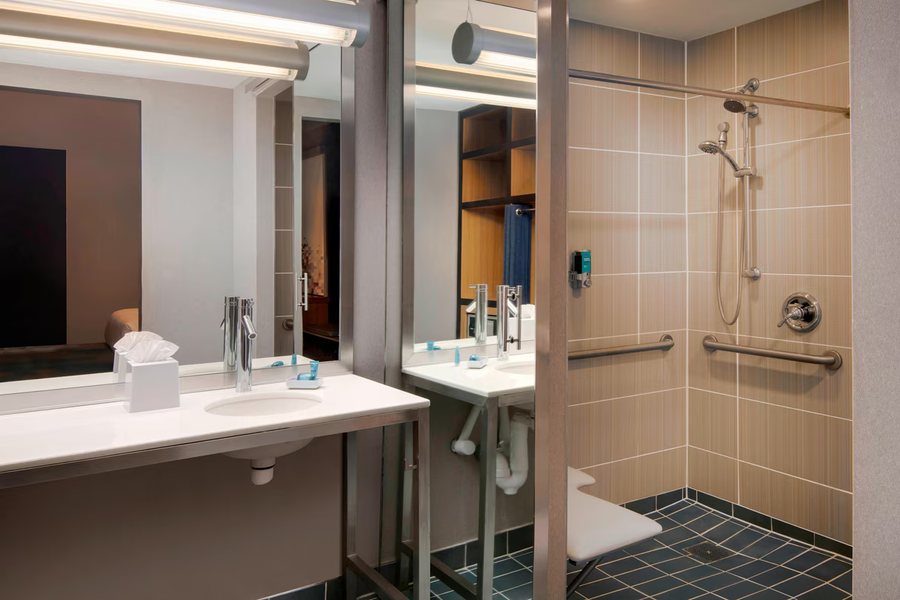 Aloft Houston by the Galleria — Bathroom