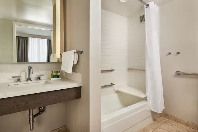 Aloft Kansas City Country Club Plaza — Bathroom