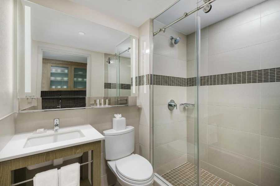 Aloft Manhattan Downtown Financial District — Bathroom