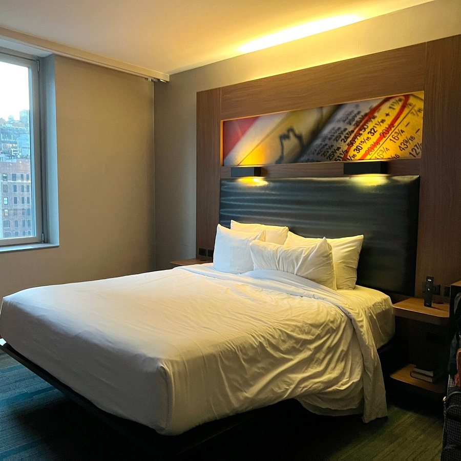 Aloft Manhattan Downtown Financial District — Guest room