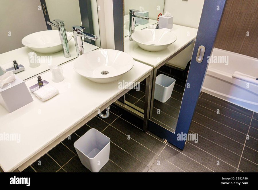 Aloft Miami Airport Miami Florida — Bathroom