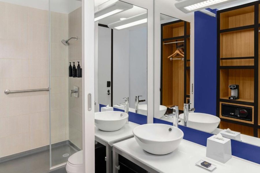 Aloft New York Chelsea New York City New York — Bathroom