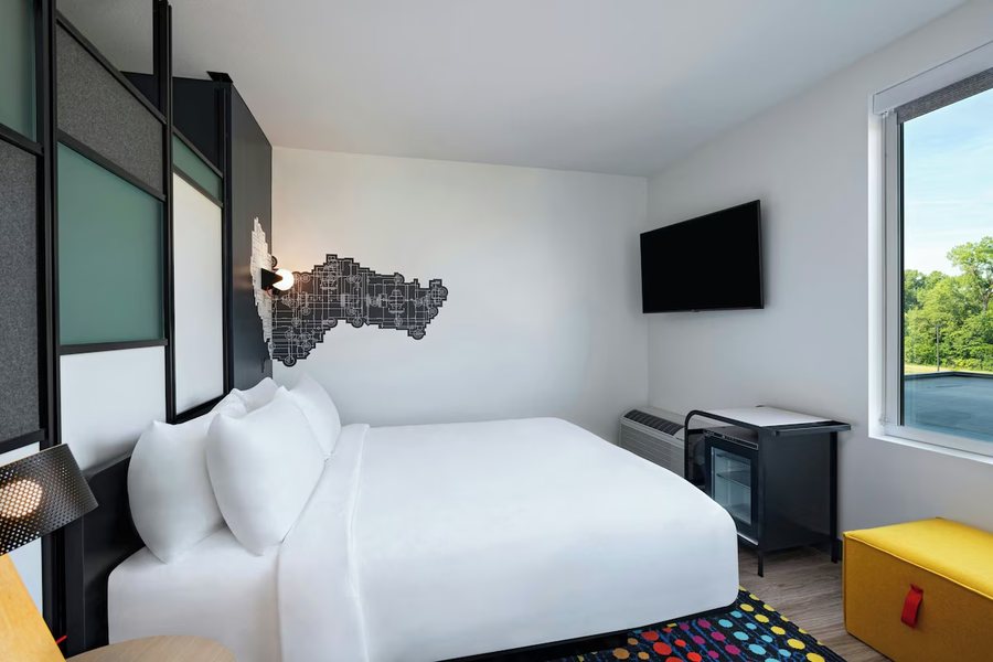 Aloft Omaha West — Guest room