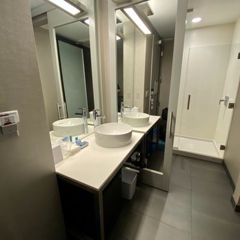 Aloft Seattle Sea Tac Airport — Bathroom