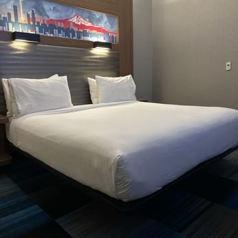 Aloft Seattle Sea Tac Airport — Guest room