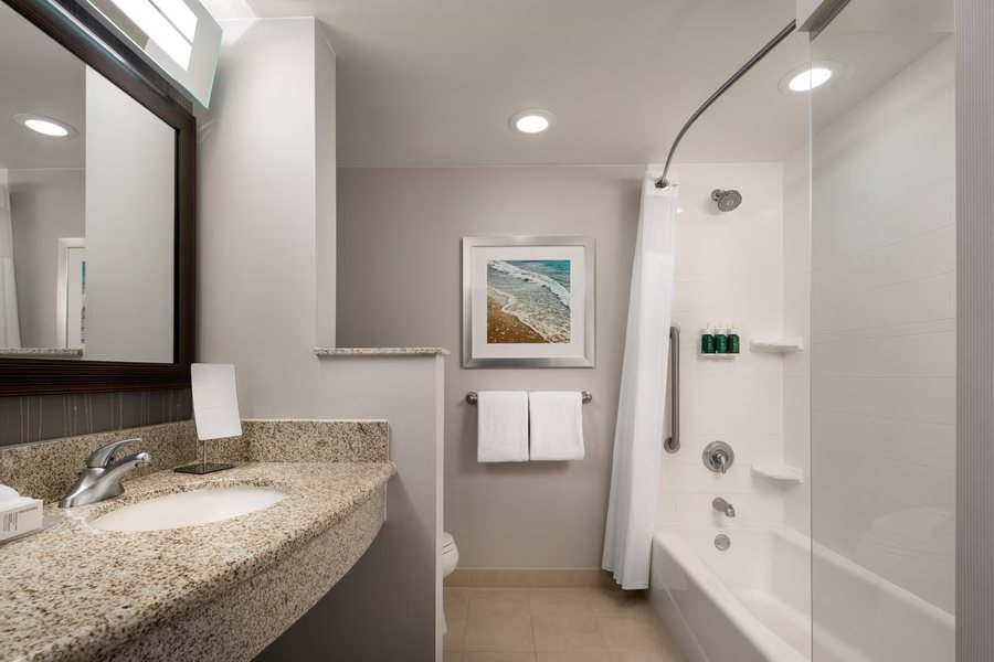 Aloha Aku Inn Suites — Bathroom