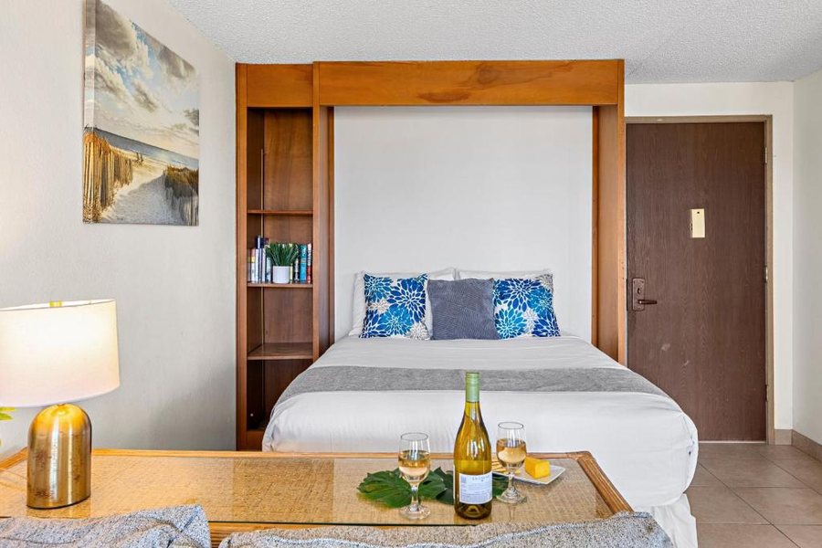 Aloha Aku Inn Suites — Guest room