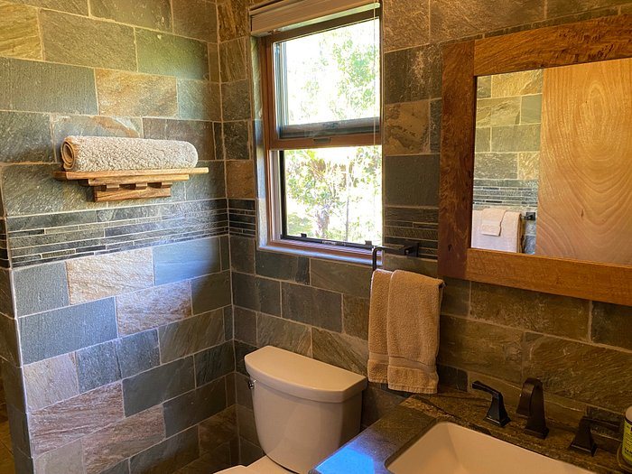 Aloha Crater Lodge — Bathroom