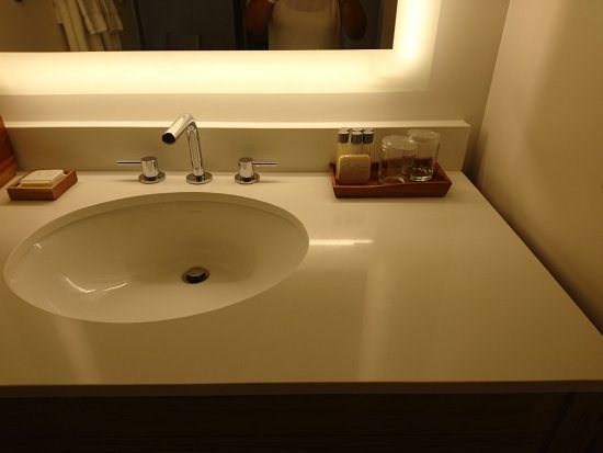 Alohilani Resort Waikiki Beach — Bathroom