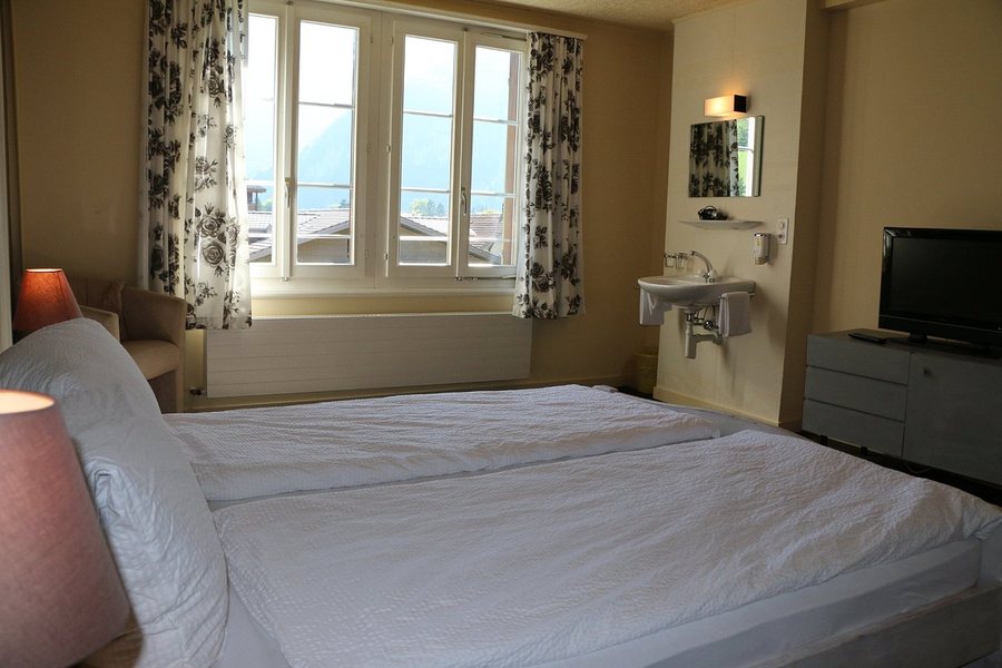 Alpenrose Hotel and Gardens — Guest room