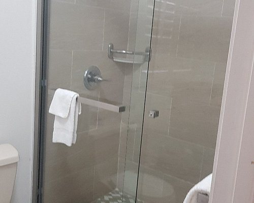 Alpha Inn Suites — Bathroom