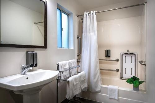 Alpine Inn — Bathroom