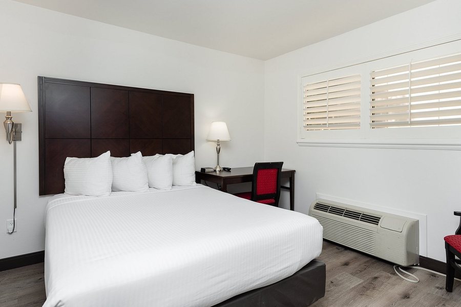 Alpine Inn — Guest room