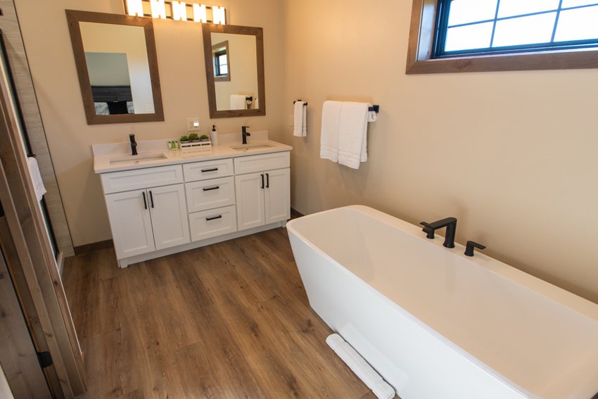 Alpine Lodge — Bathroom