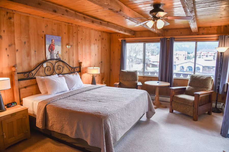 Alpine Lodge — Guest room
